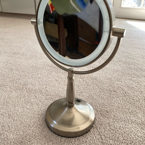 Makeup mirror with two sides and light - Picture 2 of 2